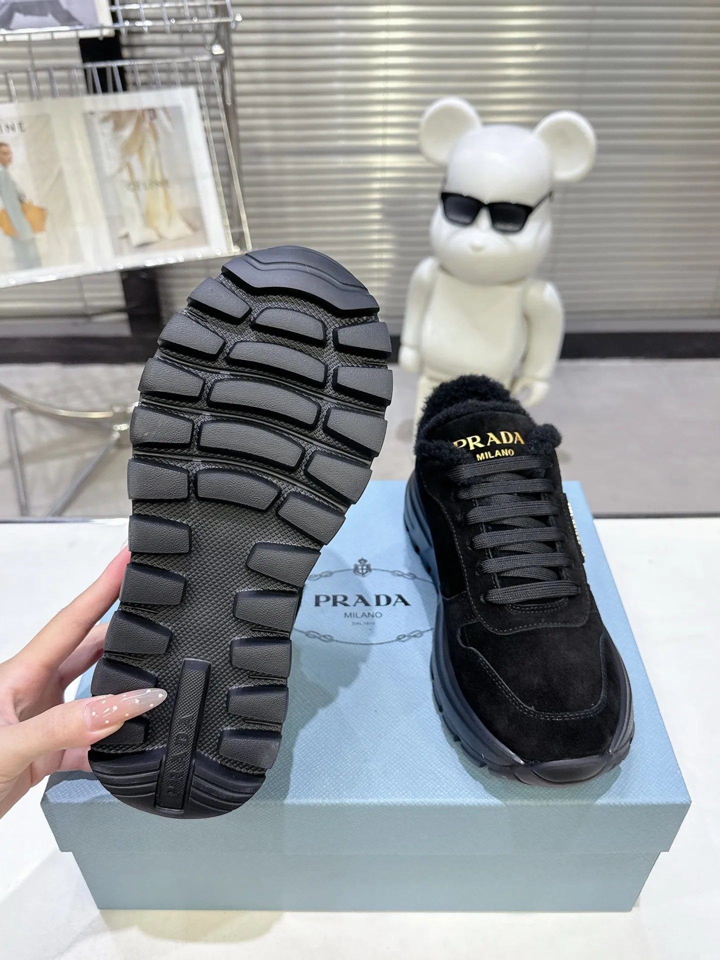 👟👟Ex-factory price 600👟👟 PRADA ²⁰²5 𝐬𝐬Prada’s new product comes with strength! ❣️Many Internet celebrities have the same style, fashionable and versatile nice items, original shoes are developed and purchased from Italian counters, and are reproduced 1:1 according to the original taste. This year’s theme is not to be defined, embodying texture through simplicity💛From thick-soled sneakers to zigzag short boots to 2025 flat shoes, everything reveals a sure-fire momentum... It combines gentleness and handsomeness, the finishing touch for women❤️ Wear-resistant and ultra-light two-color outsole. ⚛Size: Women's 35-40 ⚛Size: Men's 39-45 Original packaging accessories. ⚛